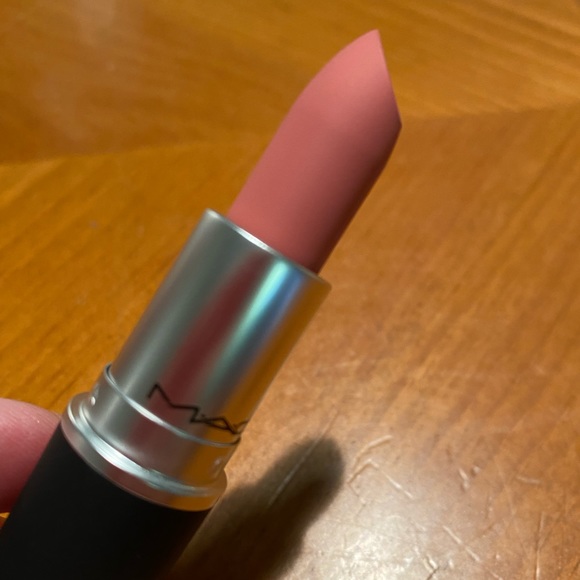 MAC Powder Kiss Lipstick Sultriness - Picture 4 of 16